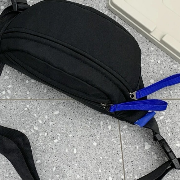 💙 Women’s Black Double Front Pockets Sporty Adjustable Strap Fanny Pack - Picture 5 of 6